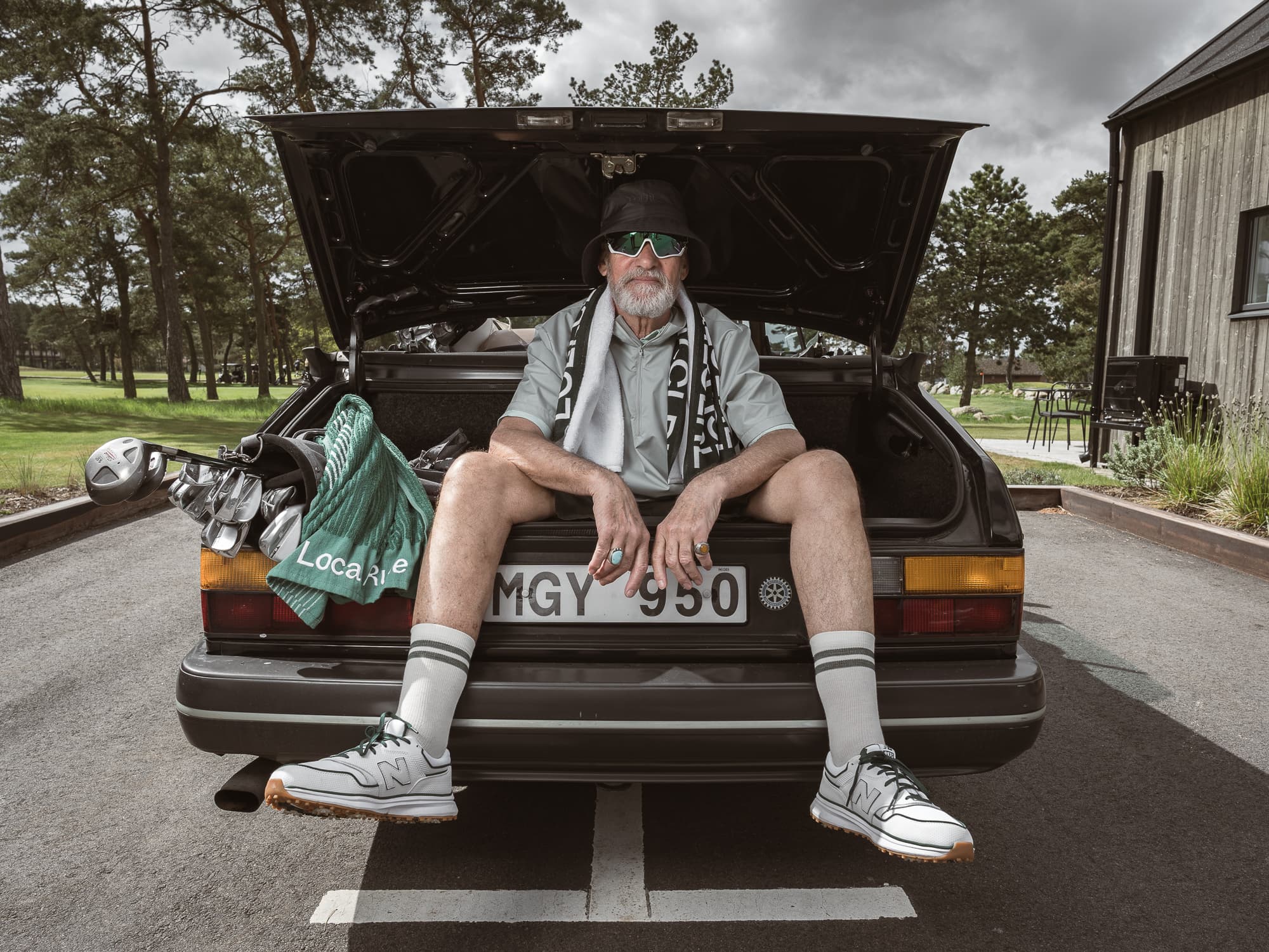 Dad in car wants to play golf