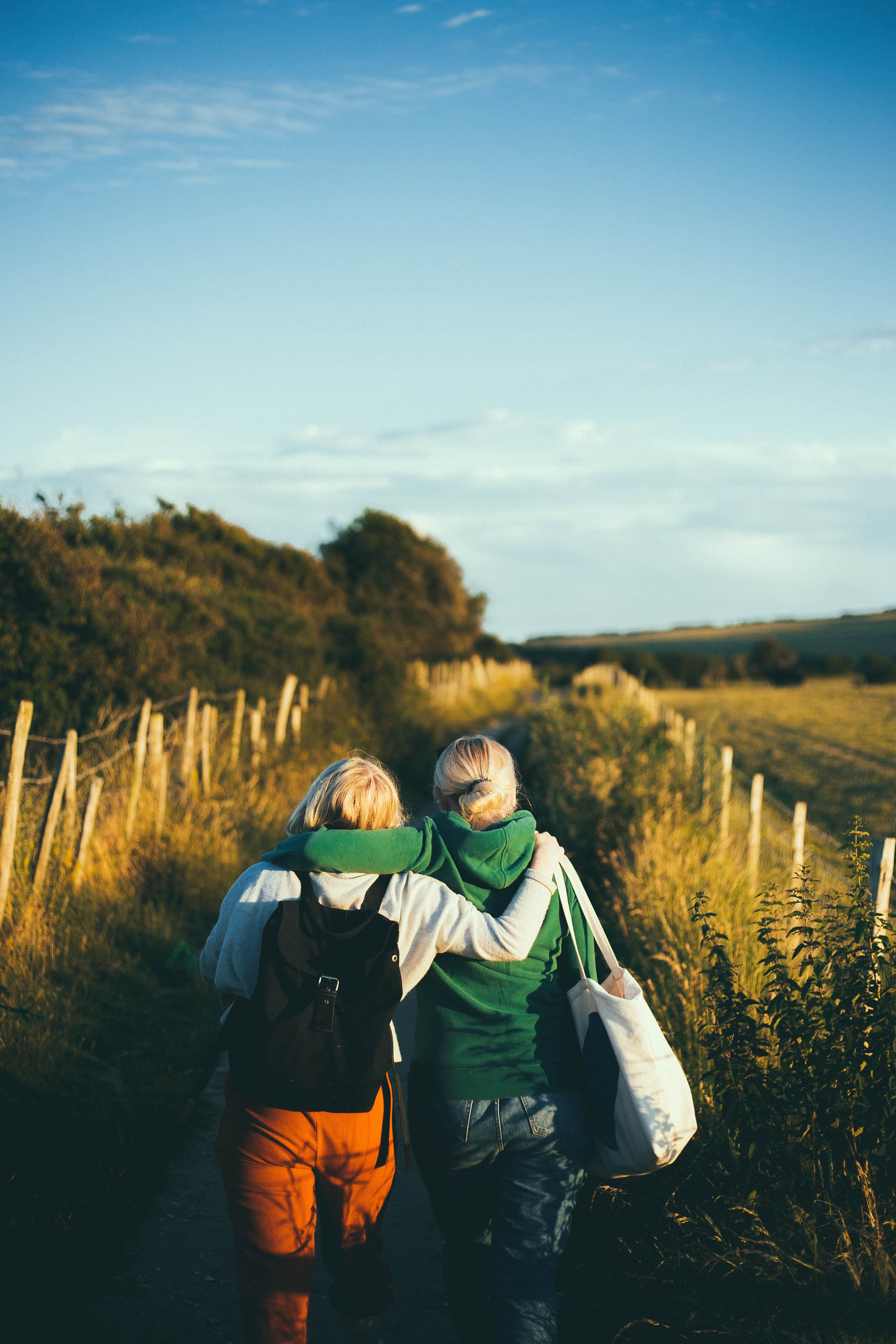 Girls huggin in the fields