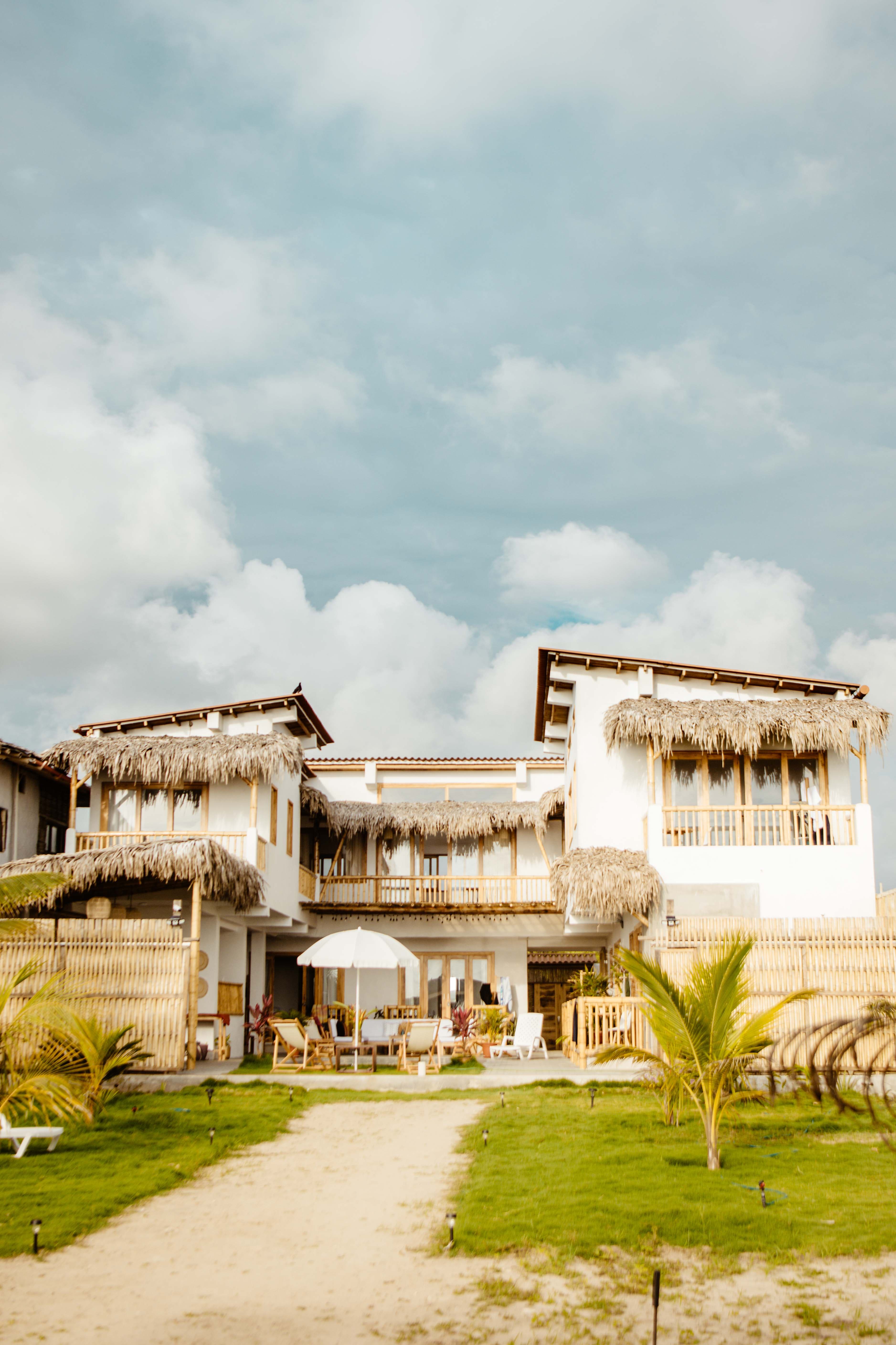 House-Ecuador-Surf-woman