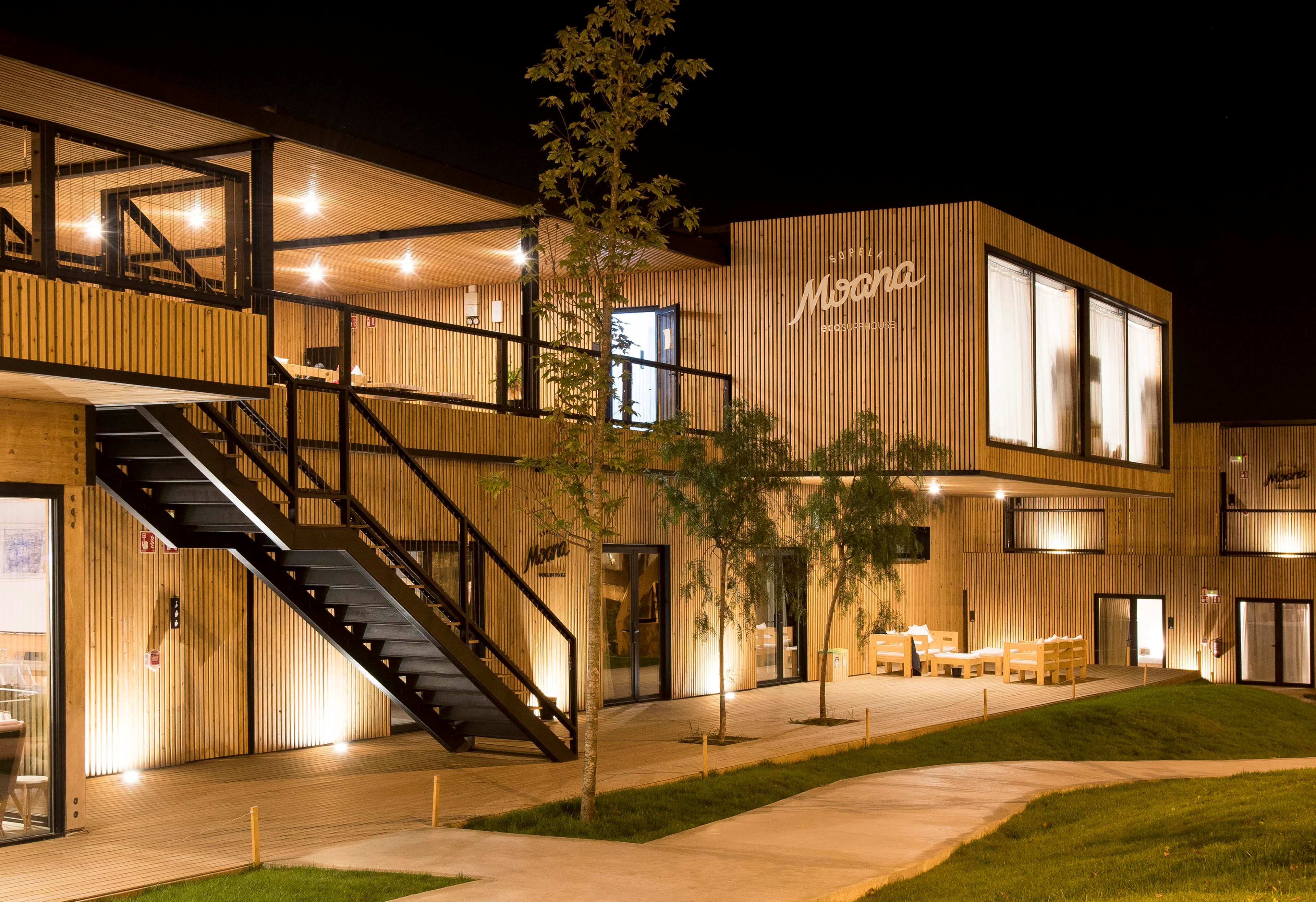 exterior-moana-surfhouse-bynight