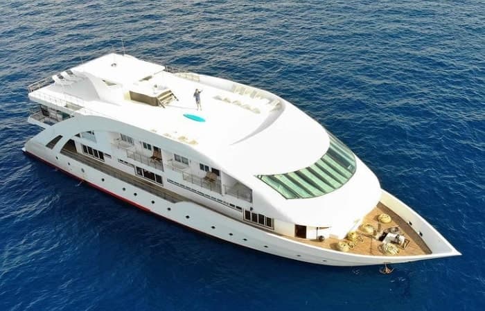 Yacht in the Maldives for a group of surfers and yoga