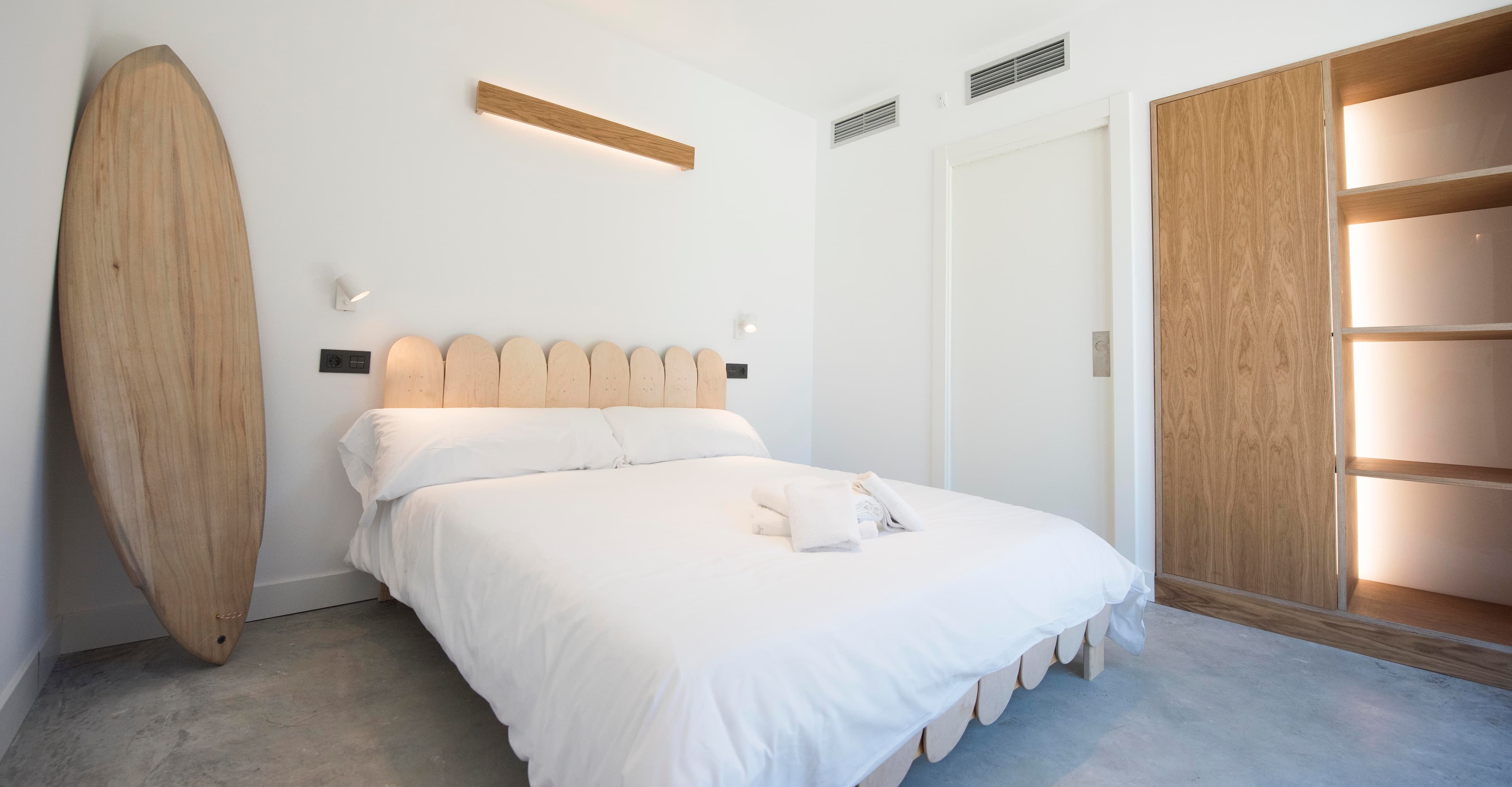 Room-bed-Surfhouse-moana
