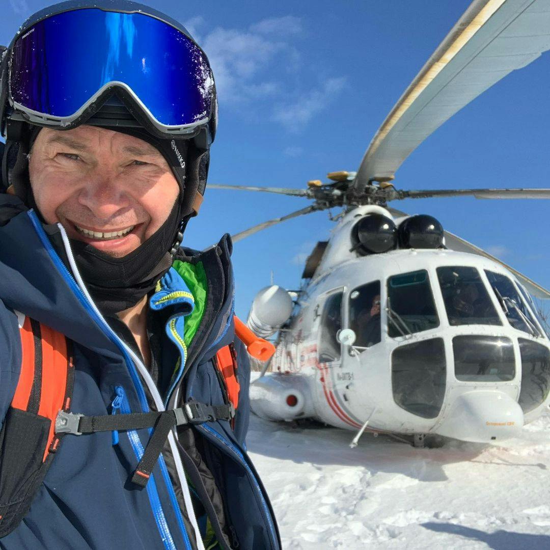 Happy dude in the snow with the Heli