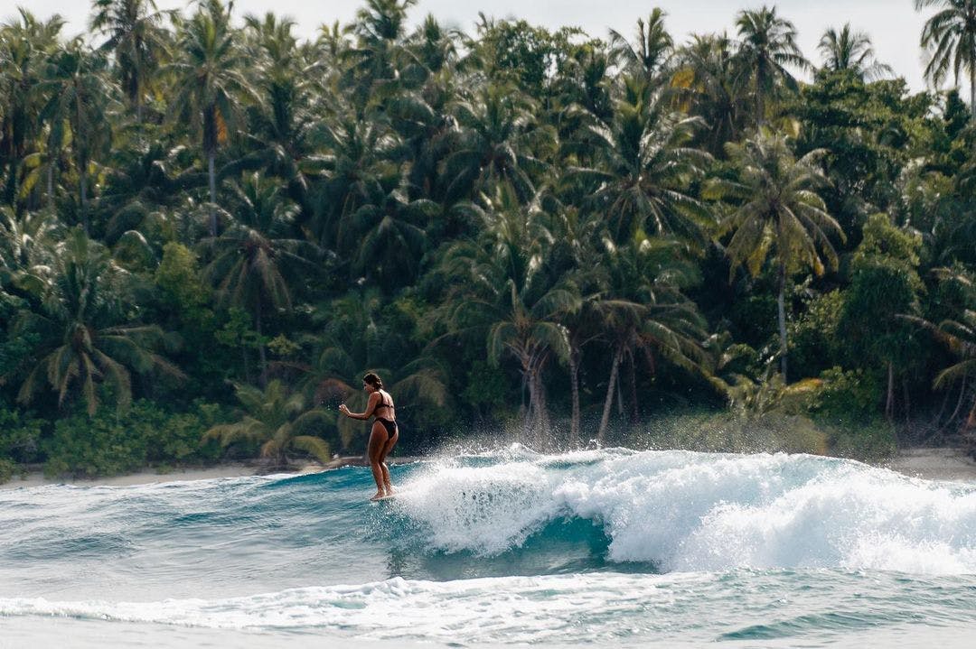 surfer girls Mentawai 