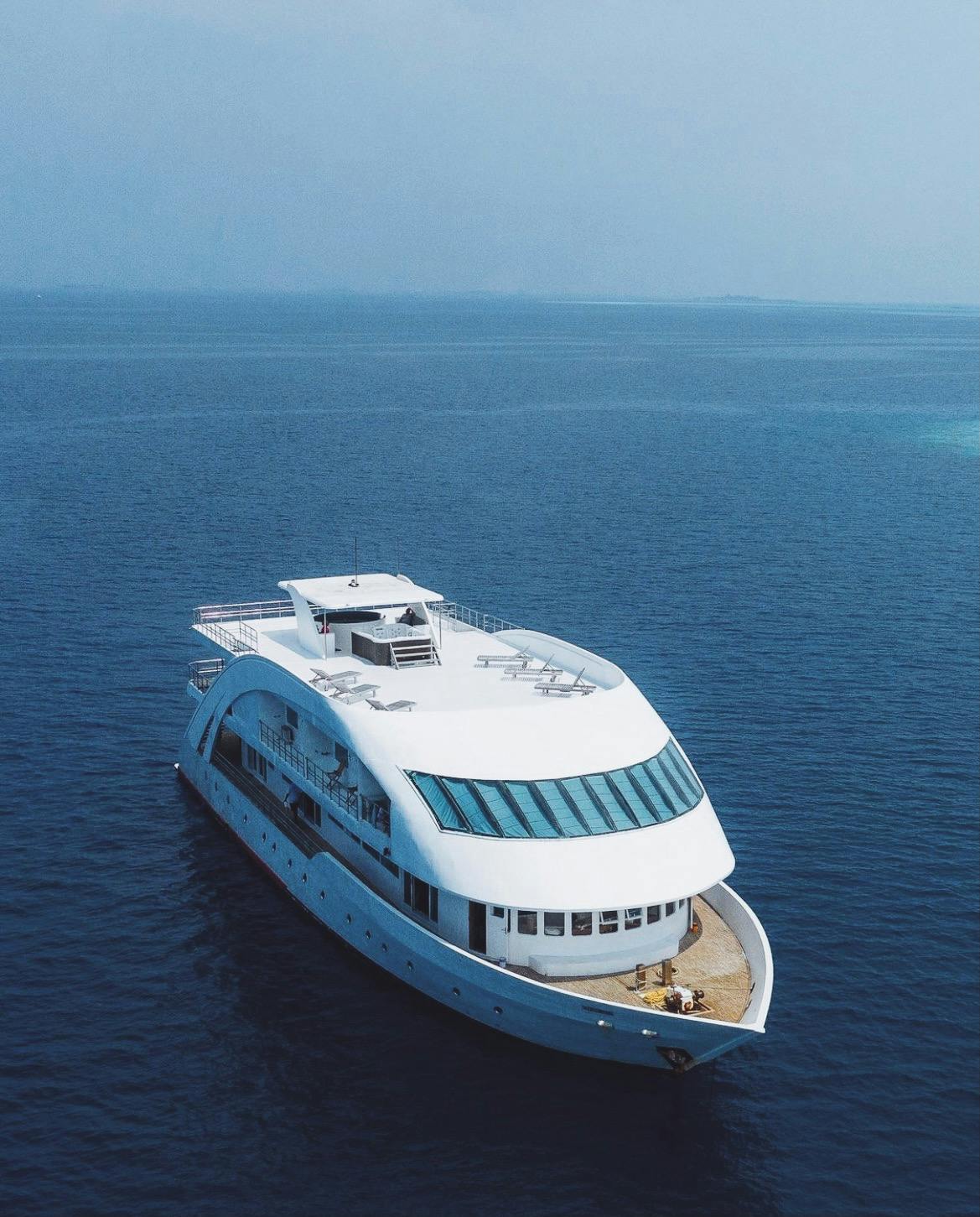 maldives yacht blur