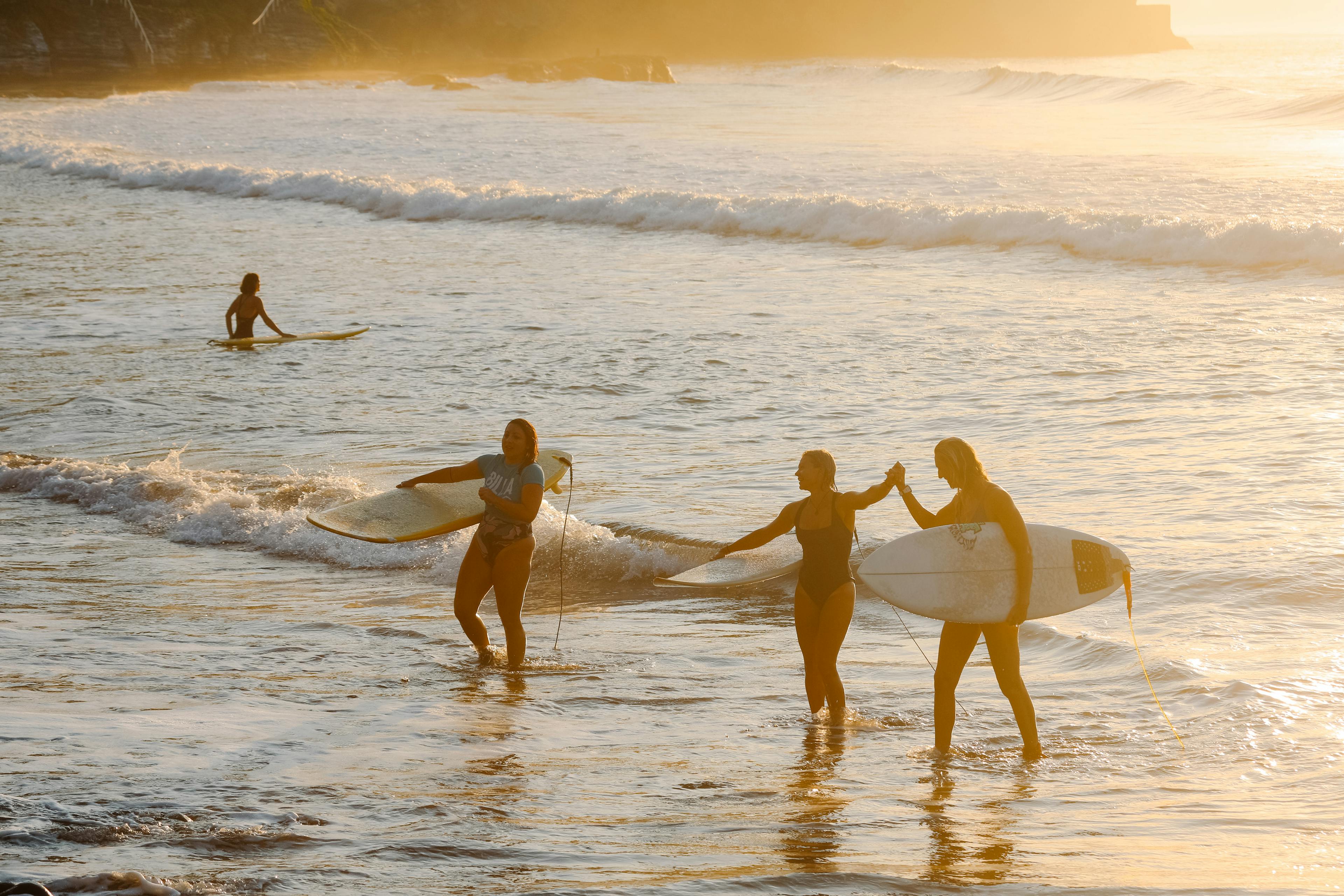 SURF-girls-Ecuador-pic