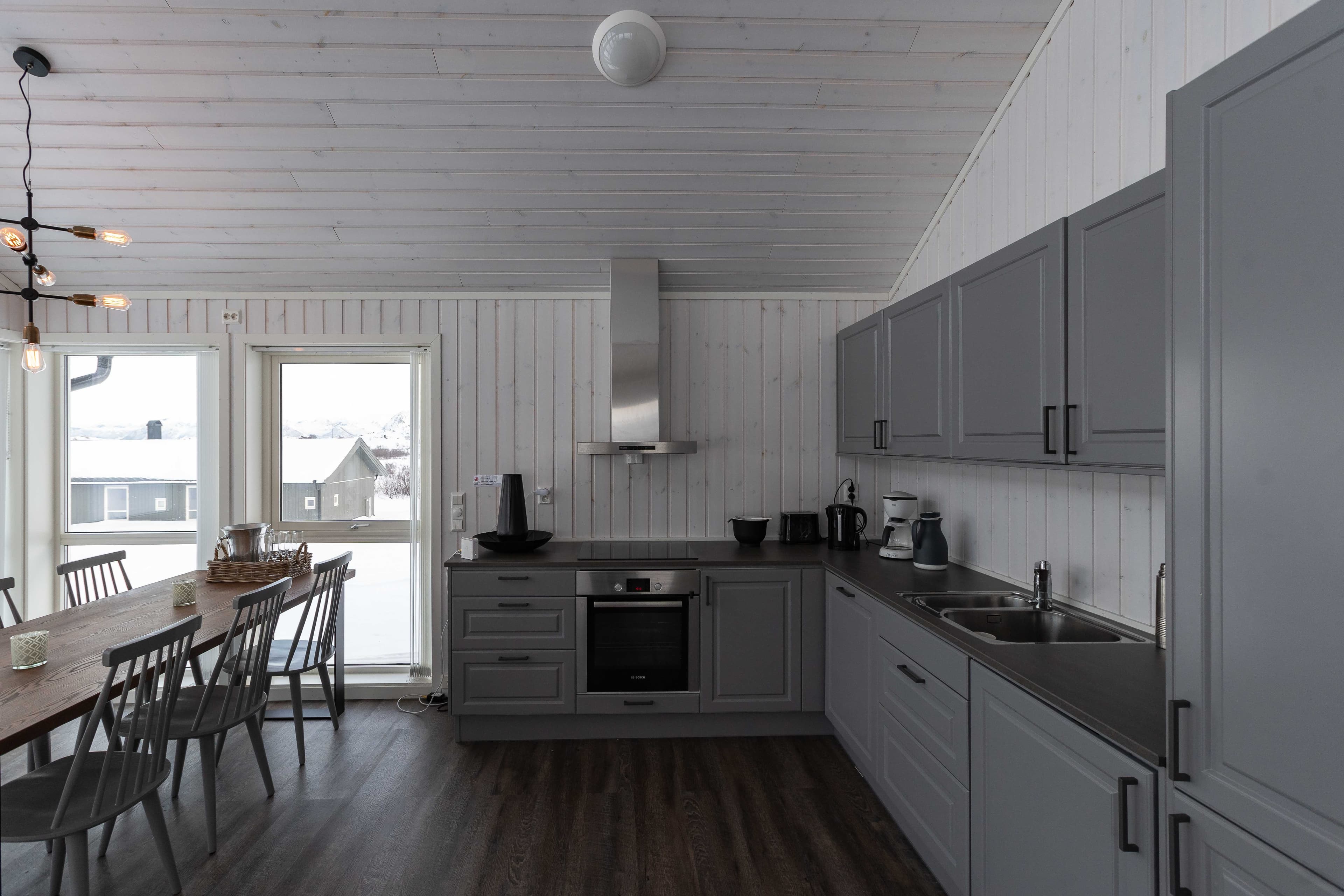 Lofoten-links-surf-and-golf-trip-room-kitchen