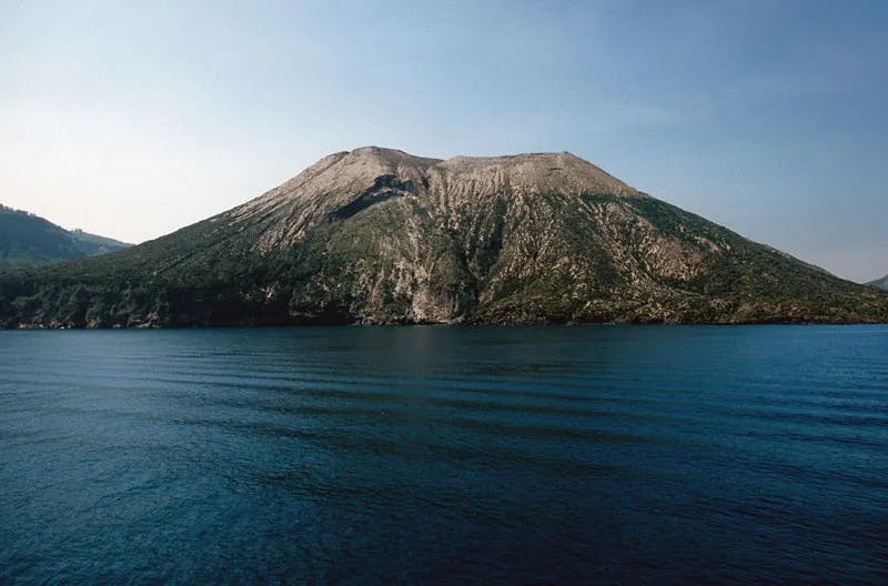 Vulcano-Island-Eolie-Islands-Italy-islandhopping-sailing-foiling